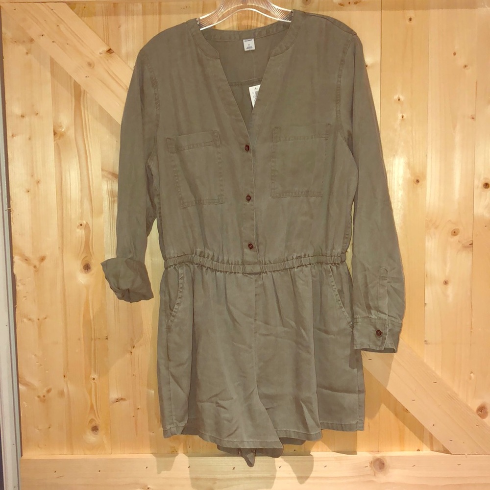 Old Navy short romper, size M